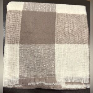 Scarf/Wrap/Shawl/Blanket/Throw
100% Polyester Buffalo Checked Plaid
54” x 54”